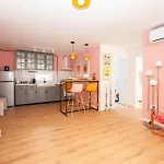 Colorful 3-bedroom Апартаменты *