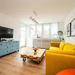 Colorful 3-bedroom Апартаменты *