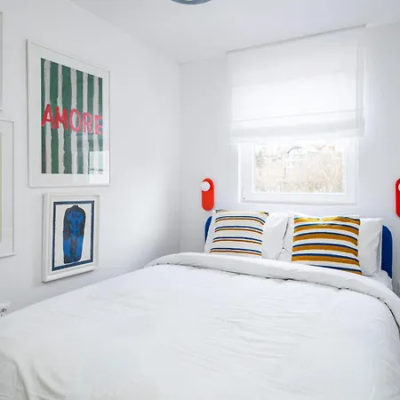 Апартаменты Colorful 3-bedroom *
