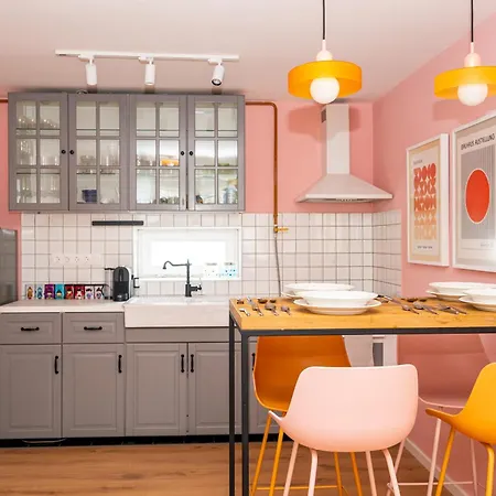 شقة Colorful 3-bedroom *