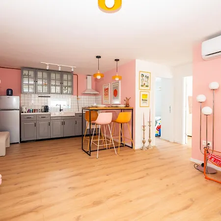 Colorful 3-bedroom Apartman *